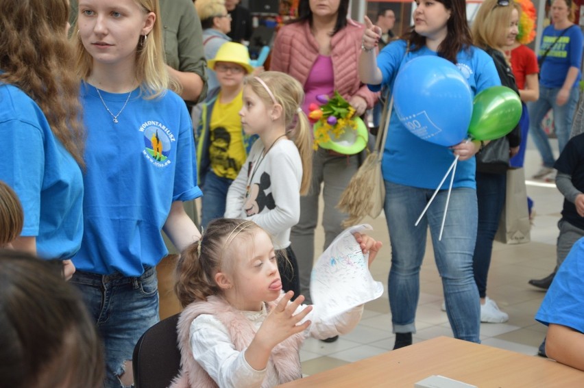 Podczas spotkania było wspólne śpiewanie, tańce, malowanie...