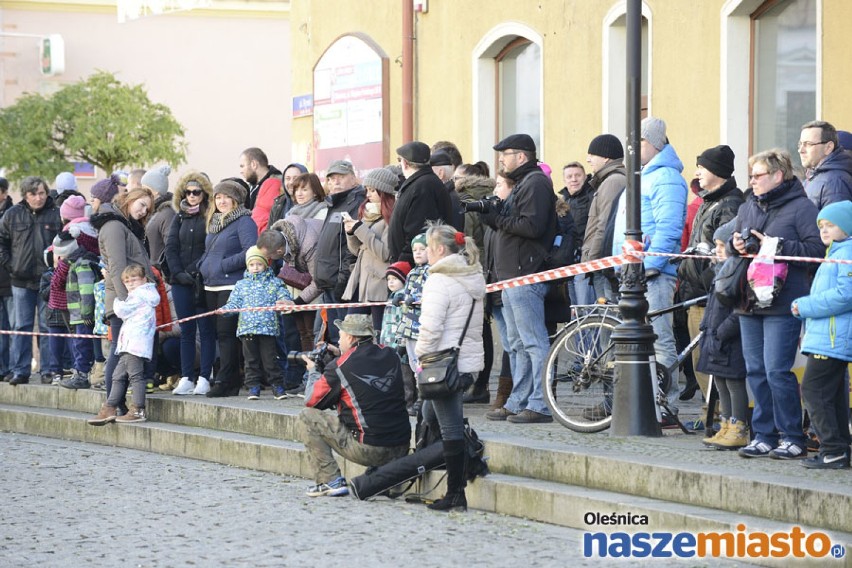 Inscenizacja stanu wojennego na oleśnickim rynku