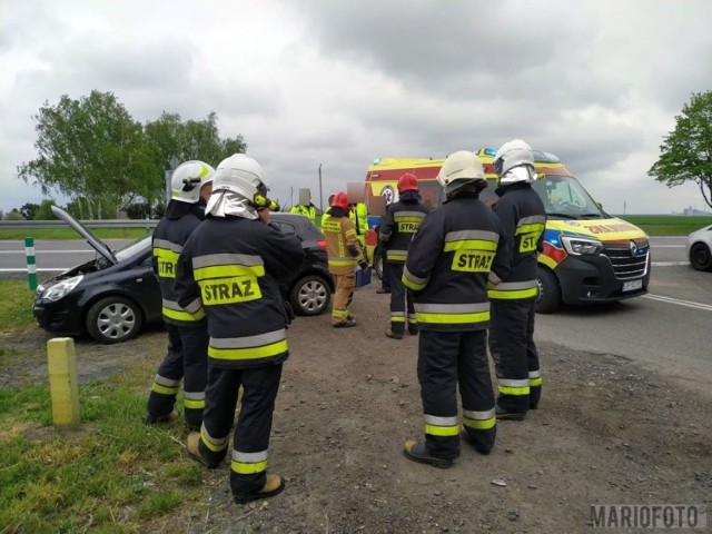 Siedzący za kierownicą hyundaia 26-latek skarżył się na bóle kręgosłupa, więc został przewieziony do szpitala. Na badania trafiła również kierująca oplem.