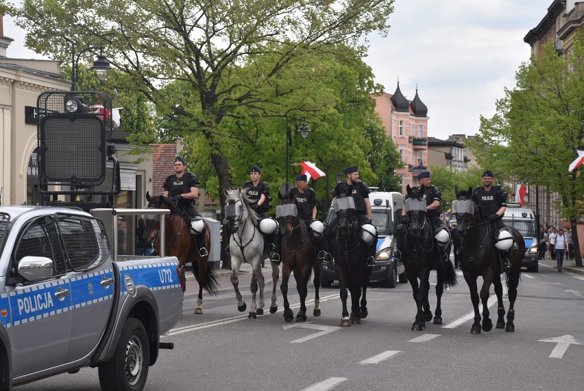 Zakończył się II Marsz Równości w Gnieźnie. Maszerowali w rytm muzyki, a wraz z nimi… kordon policji