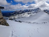Na Kasprowym Wierchu w Tatrach nadal ponad metr śniegu. Wybierając się w wyższe partie gór trzeba bardzo uważać