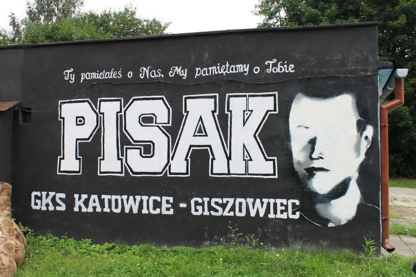 Graffiti stworzone w hołdzie zmarłemu kibicowi GKSu Katowice