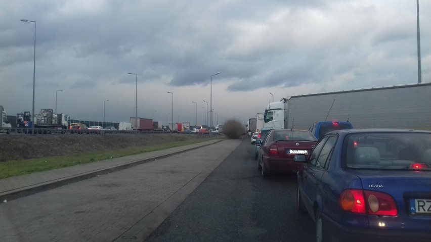 Autostrada A4. Zderzenie samochodu osobowego i ciężarówki obok MOP Kłaj w Stanisławicach - zobacz zdjęcia