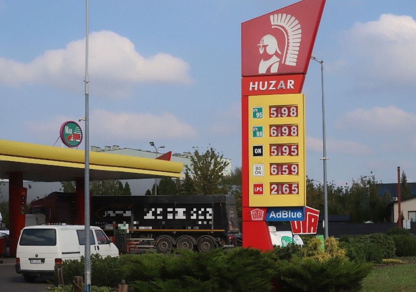 Najpopularniejsza benzyna i olej napędowy kosztują na...