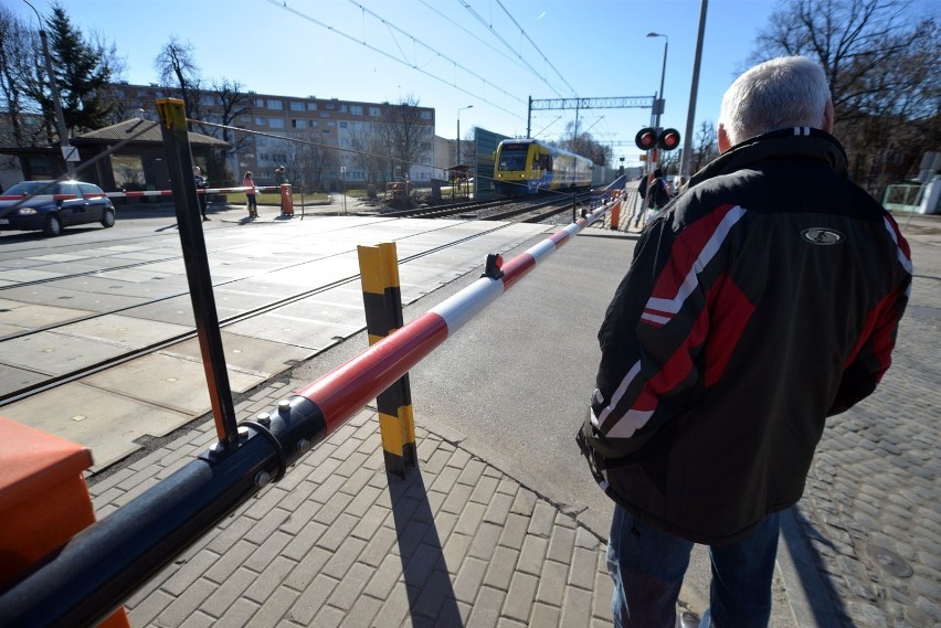 Na Oruni na otwarcie szlabanów czeka się nieraz...