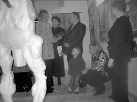 Podczas wernisażu rzeźbę oglądają Paulinka Musiał z mamą Magdaleną Kubicką-Musiał. Obok Dorota Marczok. Z lewej Anna Zawisza-Kubicka, komisarz wystawy, rozmawia z Bernadettą i Piotrem Palowskimi.