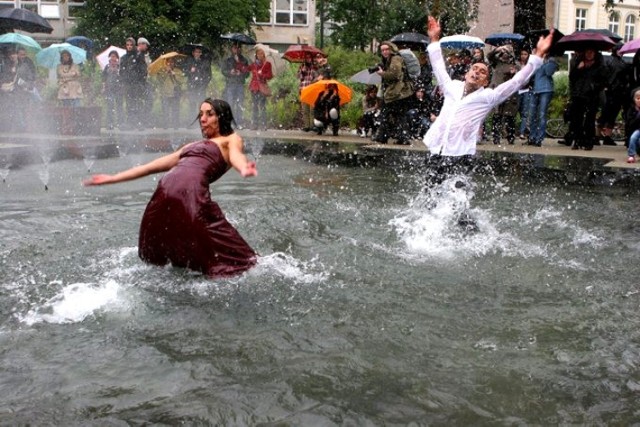 Trwa Festiwal Sztuka Ulicy. Mimo fatalnej pogody na stołecznych ...