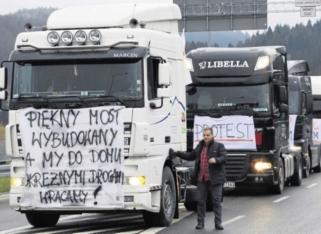 W 2015 r. właściciele firm transportowych manifestowali za zniesieniem ograniczenia tonażu na moście granicznym Piwniczna-Mnisek nad Popradem. Były obietnice Słowaków, ale wciąż niespełnione