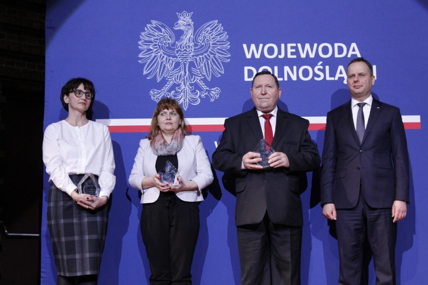 Paweł Hreniak (na zdjęciu pierwszy z prawej) z nagrodzonymi...