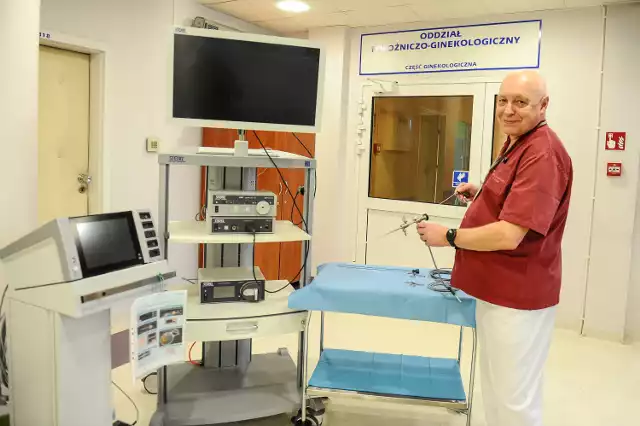 Uroczyste przekazanie sprzętu z udziałem samorządowców odbyło się 22 marca w jasielskim szpitalu. Lekarz Sławomir Szpak, kierownik Oddziału Położniczo – Ginekologicznego Szpitala Specjalistycznego w Jaśle prezentuje zakupiony sprzęt