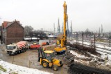 Gdańsk: Zaczynają się prace przy nowej wałowej. Przy żółtym wiadukcie budują estakadę [ZDJĘCIA]