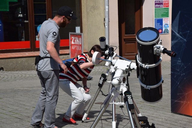 Na zielonogórskim deptaku mogliśmy oglądać częściowe zaćmienie Słońca. Sprzęt udostępniło Planetarium Wenus