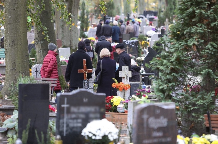 Wszystkich Świętych 2019 w Szczecinie. Tłumy na Cmentarzu Centralnym [ZDJĘCIA]