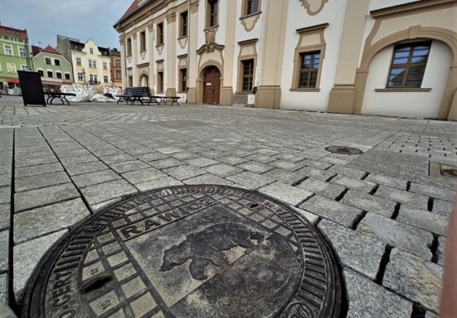 RAWICZ. Burmistrz Grzegorz Kubik o pensjach dla pracowników urzędu i podległych mu jednostek: Gmina jest w potrzasku