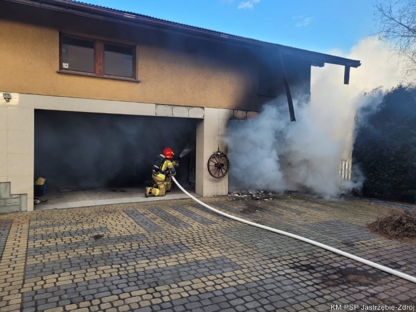 Jedenastu strażaków walczyło z pożarem garażu przy ul....