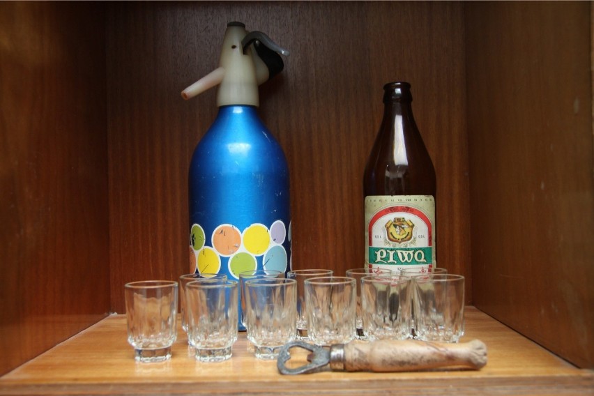 Zestaw szklanek z czasów PRL można znaleźć w różnych cenach....