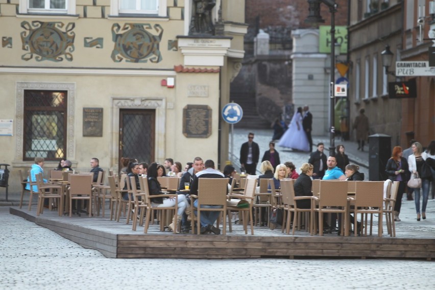 Na Starym Rynku są już ogródki! Poznaniacy nie chcą siedzieć...