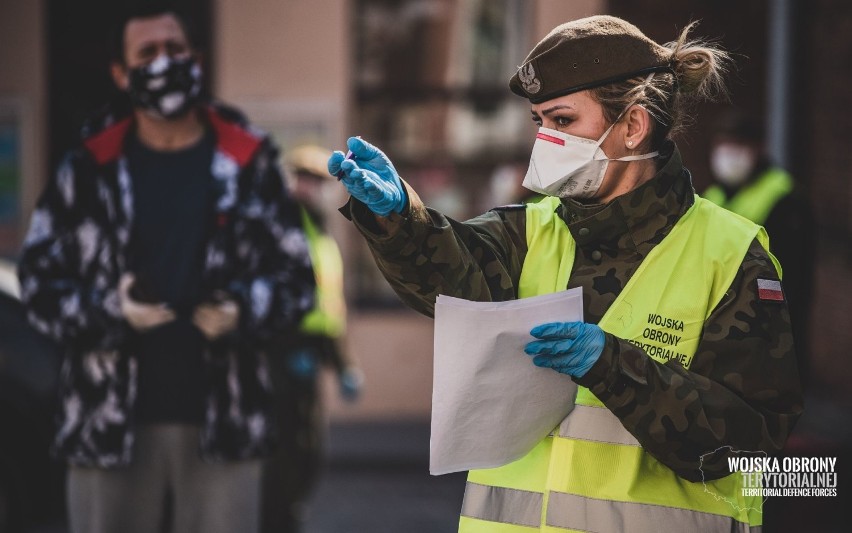 Wojska Obrony Terytorialnej pomagają przy testach na COVID-19. Szkolenie prowadzi ośrodek z Modlina