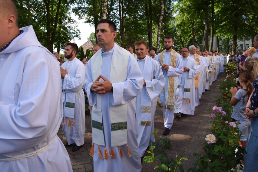 Matka Boża Różanostocka ma nową szatę. W uroczystości wzięły udział tysiące wiernych