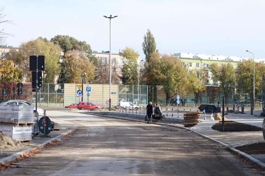 Zobacz, jak zmienia się ulica Żubardzka. Nowe parkingi, gładka jezdnia, oświetlenie i rośliny ozdobne. ZDJĘCIA