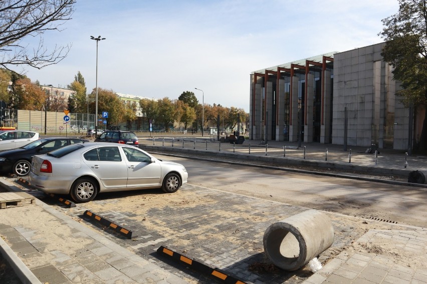 Zobacz, jak zmienia się ulica Żubardzka. Nowe parkingi, gładka jezdnia, oświetlenie i rośliny ozdobne. ZDJĘCIA