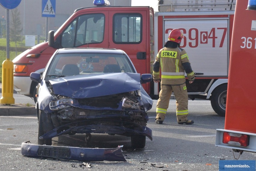 Poważny wypadek na drodze Włocławek - Brześć Kujawski. 6 osób poszkodowanych w tym miesięczne dziecko [zdjęcia]