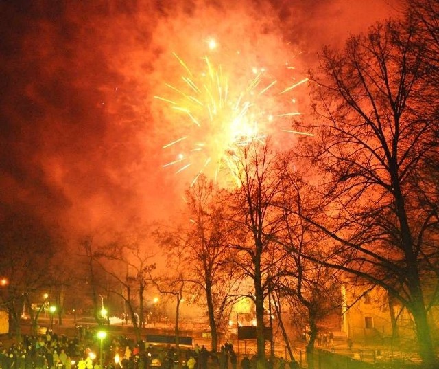 Sylwester przed Gminnym Ośrodkiem Kultury w Poraju