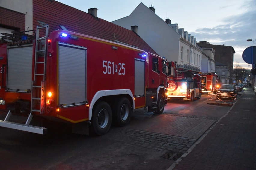 Pożar kotłowni w centrum Pleszewa. Straż Pożarna na ulicy...
