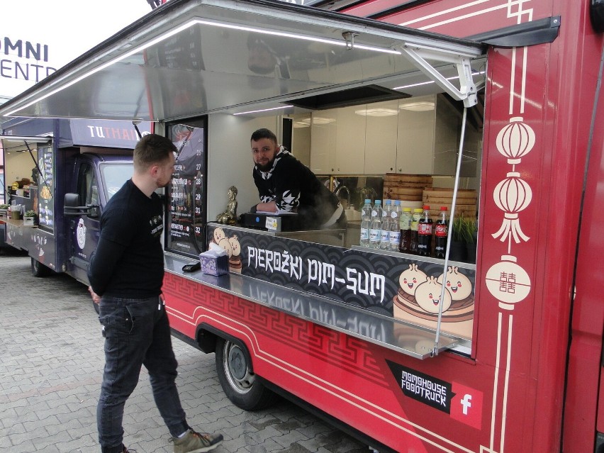 Food trucki ponownie w Radomiu. Na placu przy ulicy Mireckiego oferowano dania z wielu stron świata