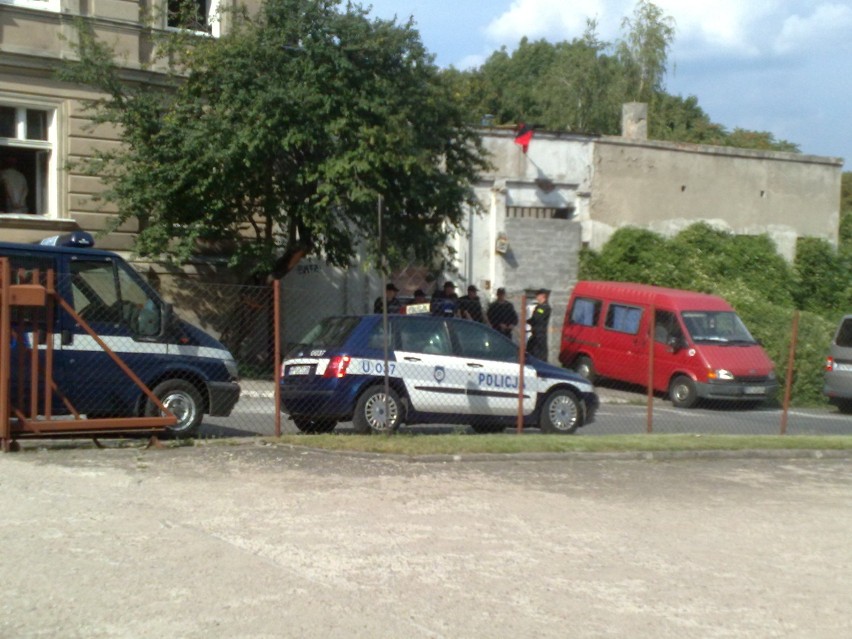 Policja w skłocie przy ul. Podgórze. Budynek został opróżniony (zdjęcia)