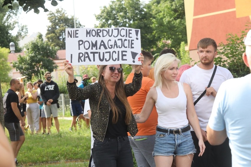 Protest pod budynkiem komisariatu policji w Lubinie...