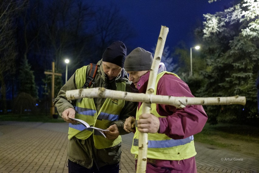 Mościcka Droga Krzyżowa na wzór EDK. Kilkadziesiąt osób przeszło w zadumie ulicami Mościc. Pod każdą stacją były specjalne rozważania 