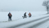 Leszno. Kosili trawę  koło Lipna w śniegu po kostki. Śmieje się z tego cała Polska, bo zdjęcia obiegły internet. Zobaczcie sami!