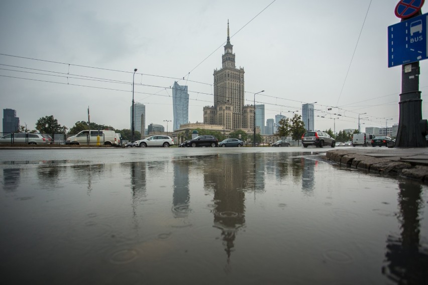 IMGW ostrzega przed burzami i intensywnym deszczem. Lepiej zostańcie w domu