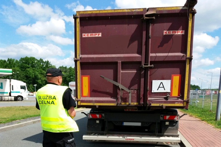 Na A4 zatrzymano transport nielegalnych odpadów z niemieckich rozbiórek [ZDJĘCIA]