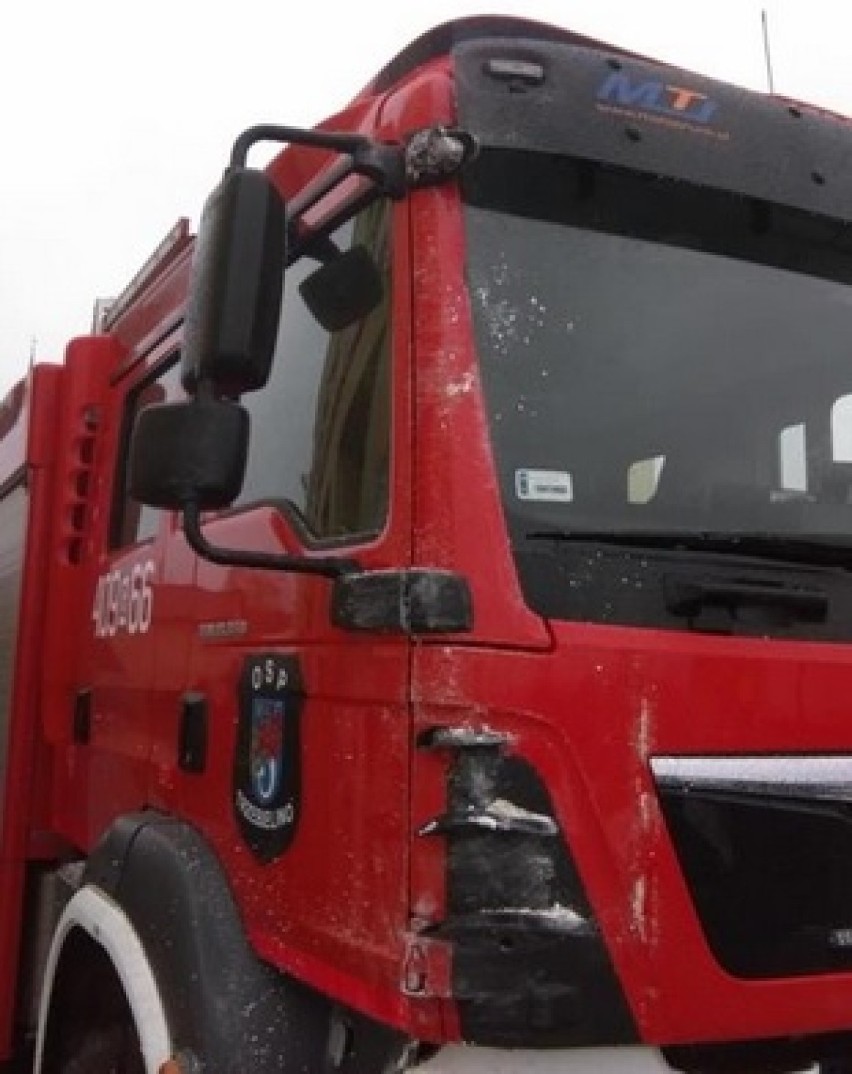 Strażacy z OSP Trzebielino uszkodzili wóz bojowy i remizę. Auto wpadło w poślizg przed PSP w Miastku