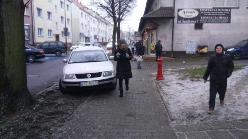 Chamskie parkowanie w Stargardzie nr 124. Dziś przed południem na ulicy Słowackiego. Volkswagen zostawiony na chodniku