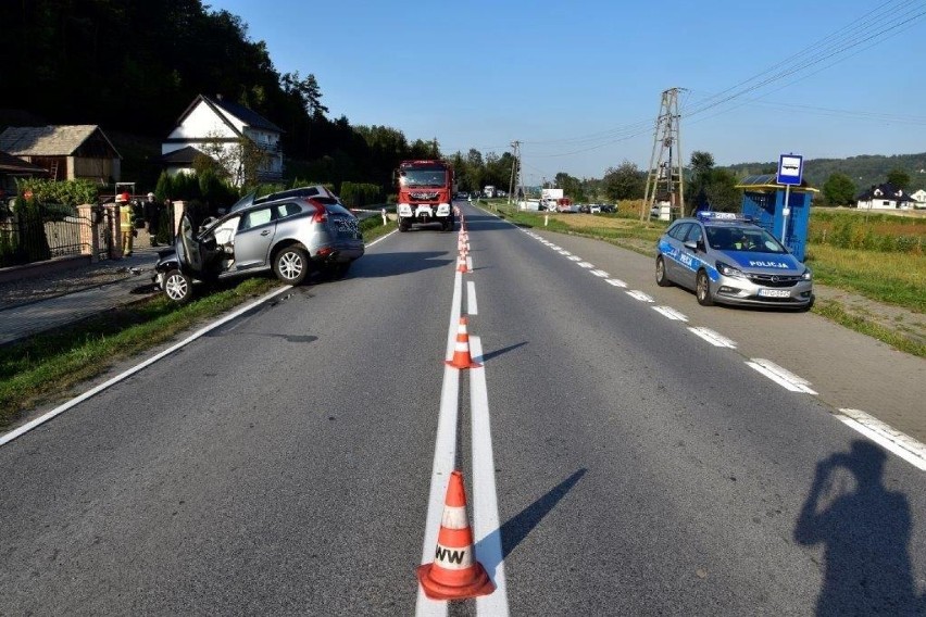 Wielka Wieś. Groźny wypadek na drodze wojewódzkiej. Czołowo zderzyły się dwa samochody. Jedna osoba poważnie ranna [ZDJĘCIA]