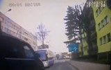 Szaleniec na drodze w Oleśnicy. Było o krok od tragedii. Zobacz brawurową jazdę! (FILM)