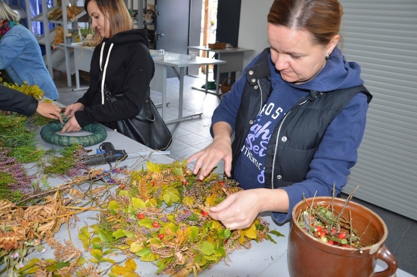 Piękne zapachy i kolory na warsztatach wicia jesiennych wianków w Stalowej Woli. Zobacz zdjęcia