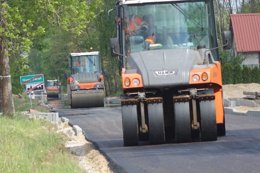 Drogowcy budują jezdnię, ścieżkę dla rowerów i pieszych. Będzie nowocześnie. ZDJĘCIA