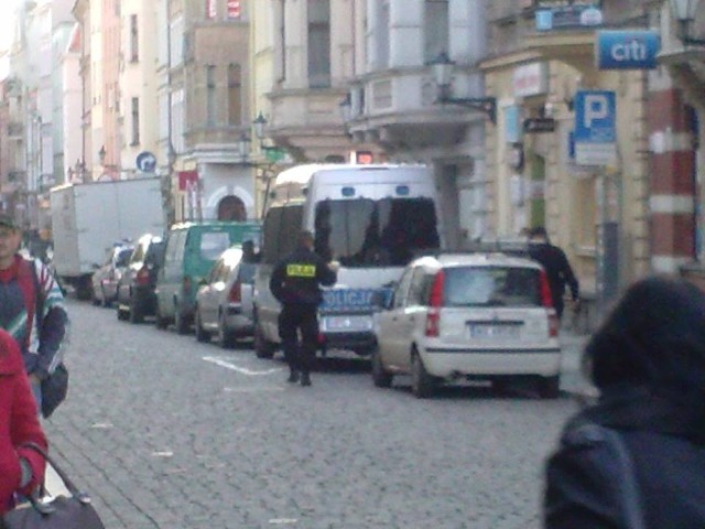 Na fotce policjant w przerwie na kebaba.

FOT. Obiektyw Toruń