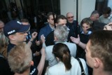 Golgota Picnic w Teatrze Śląskim: Protestujący zablokowali wejście do teatru [ZDJĘCIA]