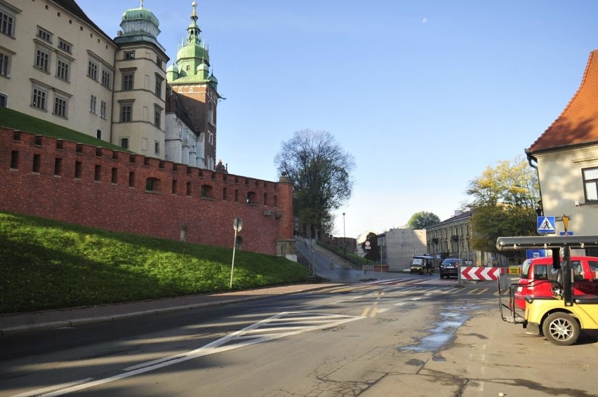 Kraków. Duże zmiany dla kierowców w centrum. Ograniczony został ruch pod Wawelem