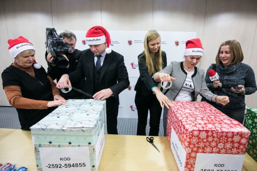 Pracownicy Urzędu Marszałkowskiego i członkowie zarządu województwa przygotowali "Szlachetną paczkę" [zdjęcia]