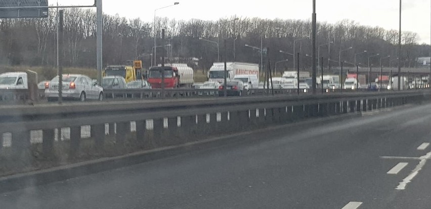 Autostrada A4 jest częściowo zablokowana po wypadku w...