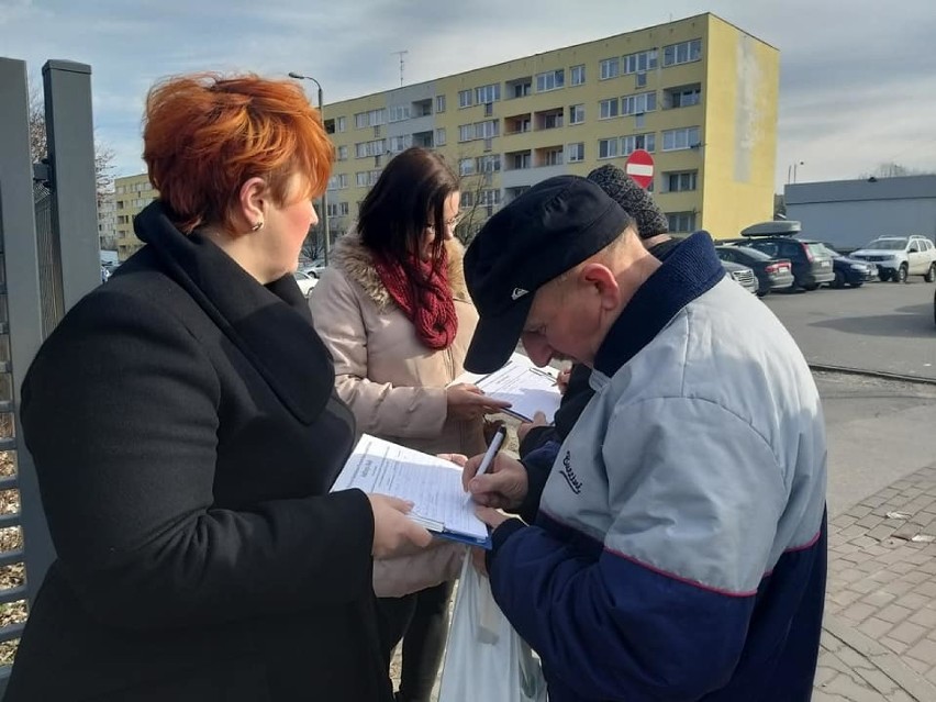 Radomsko: Zbierają podpisy poparcia dla Andrzeja Dudy [ZDJĘCIA]