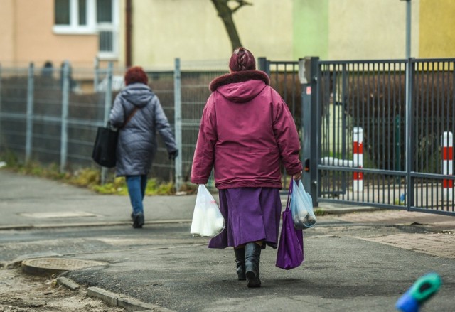 Kwarantanna, ta zlecona przez sanepid, lub ta, którą nakładamy na siebie sami, powoduje wiele życiowych problemów. Co z zakupami? Wyrzucaniem śmieci, czy wyprowadzaniem psa na spacery? To niezbędna może się okazać pomoc wolontariuszy.