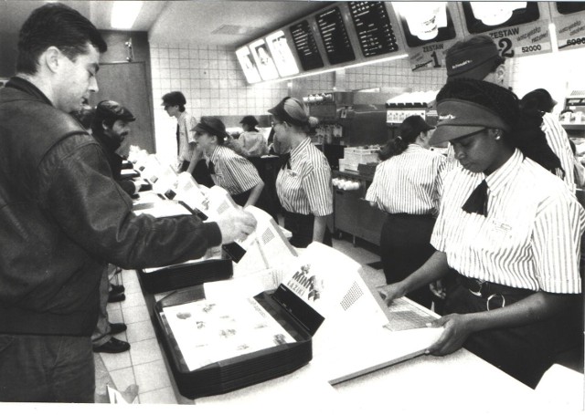 Pierwszy McDonald's w Polsce został otwarty w 1992 roku w Warszawie. Poznań "doczekał się" lokalu tej sieci dwa lata później. McDonald's w stolicy Wielkopolski był dziesiątą placówką w Polsce. Zlokalizowano go przy ul. 27 Grudnia na parterze DH Domar (naprzeciwko Okrąglaka). W tym miejscu działa też do dziś. Zobaczcie, jak to miejsce wyglądało ponad 20 lat temu!

Przejdź do kolejnego zdjęcia --->