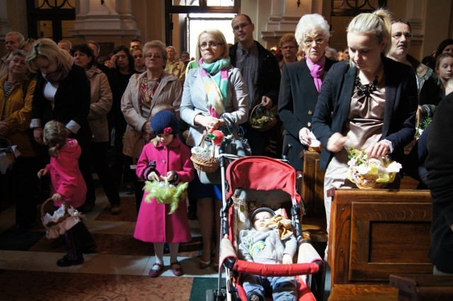 Wielka Sobota 2014 w Radomsku. Święcenie pokarmów w kolegiacie św. Lamberta